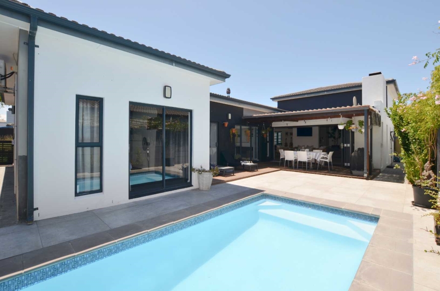 4 Bedroom Property for Sale in Parklands North Western Cape